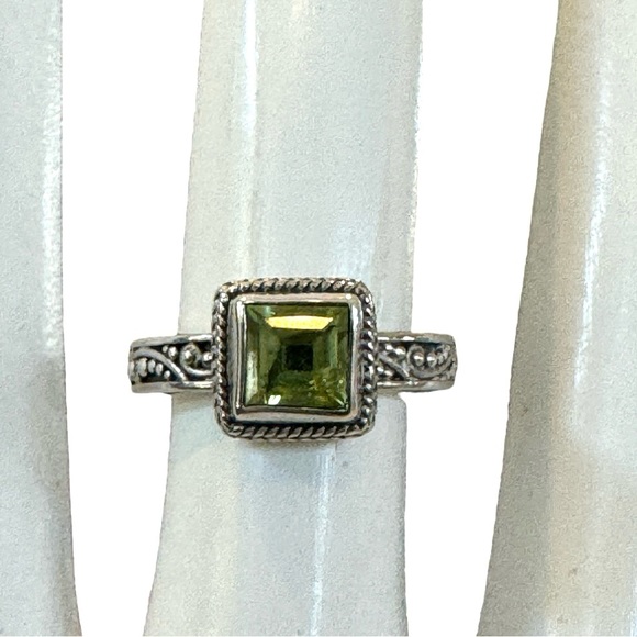 925 stamped silver and green ring. Artisan work around entire band. Size 5 - Picture 8 of 10